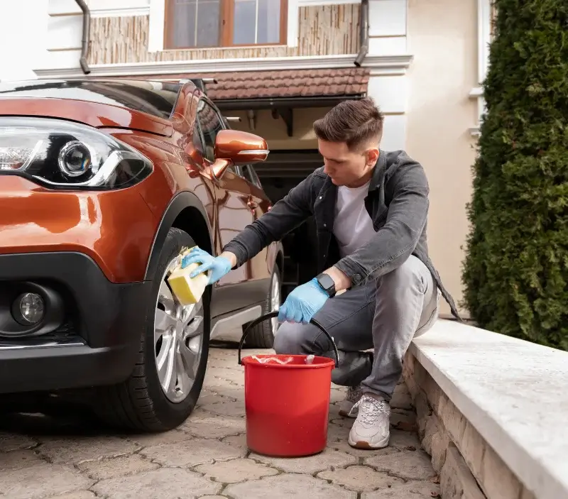 Lavage auto à domicile Haudrecy : professionnel intervenant sur un véhicule